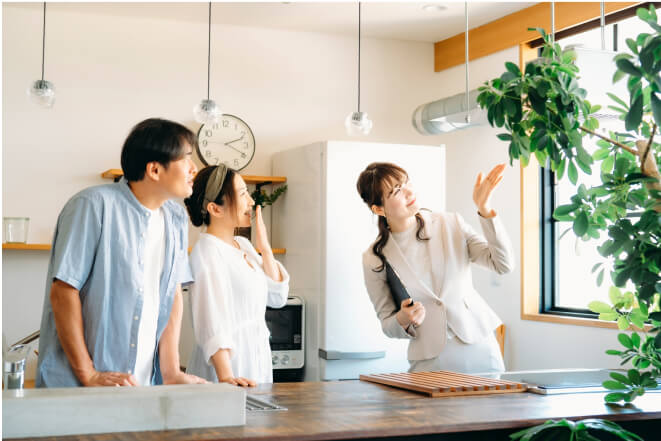 お客様が施工後の仕上がりをチェックしている様子